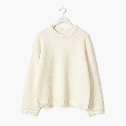 Pull oversize femme crème en maille douce et moelleuse, col rond – présenté sur cintre