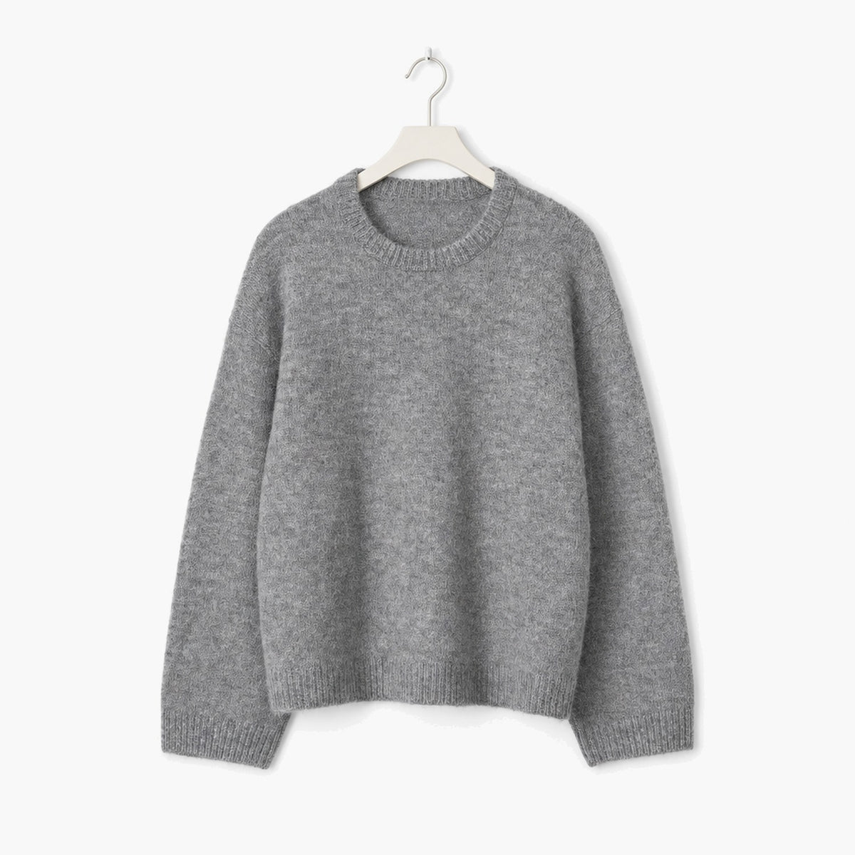 Pull oversize femme gris chiné en maille douce et moelleuse, col rond – présenté sur cintre