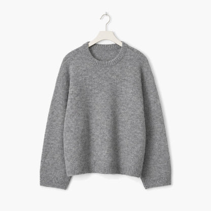 Pull oversize femme gris chiné en maille douce et moelleuse, col rond – présenté sur cintre