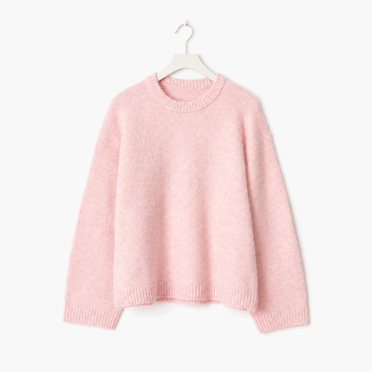Pull oversize femme rose en maille douce et moelleuse, col rond – présenté sur cintre