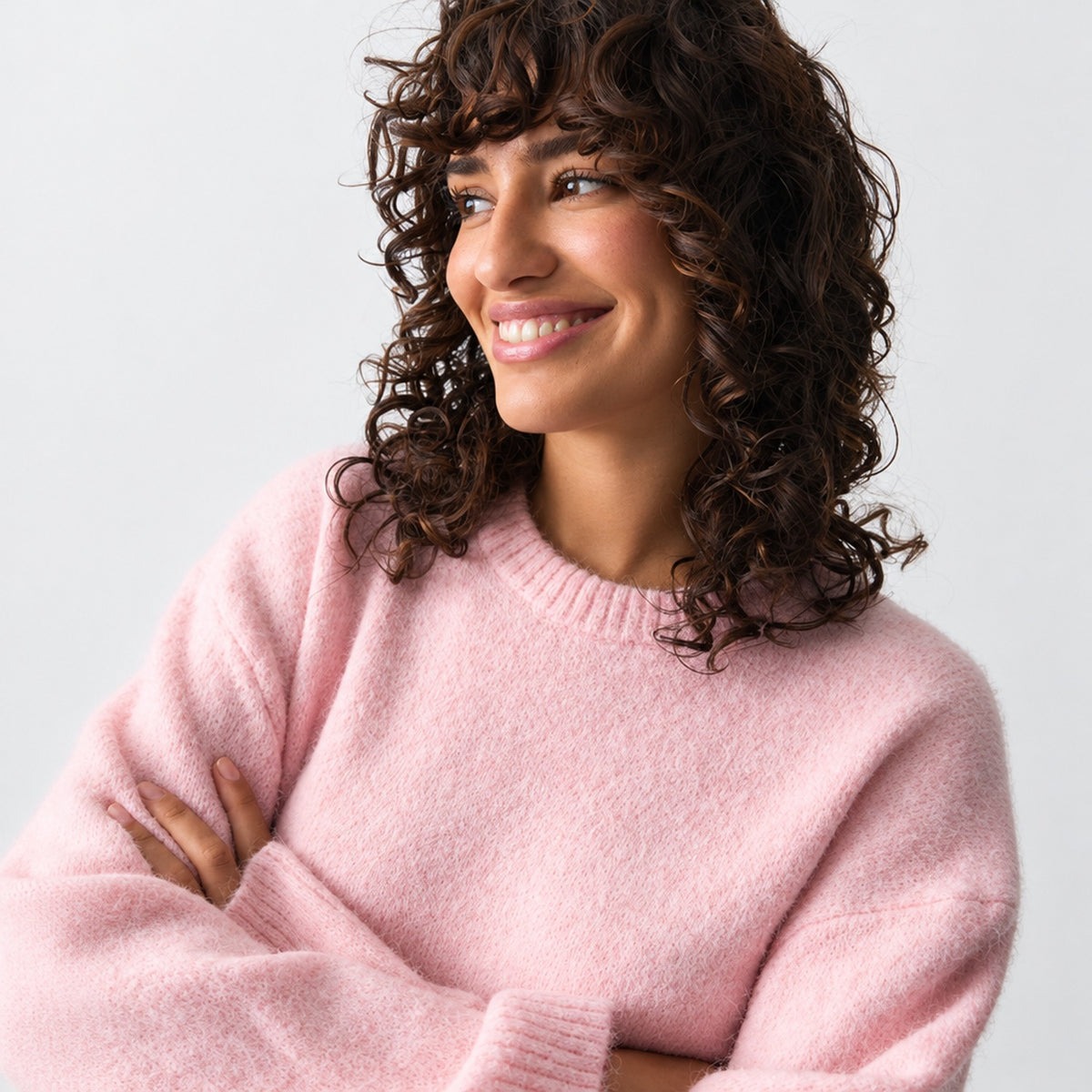 Pull oversize rose – gros plan sur le col rond côtelé et la maille moelleuse