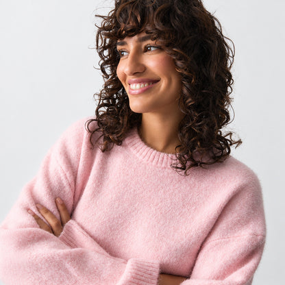 Pull oversize rose – gros plan sur le col rond côtelé et la maille moelleuse