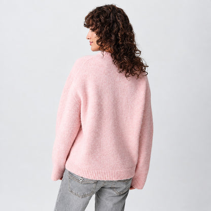 Pull oversize rose en maille moelleuse – vue de dos portée, épaules tombantes