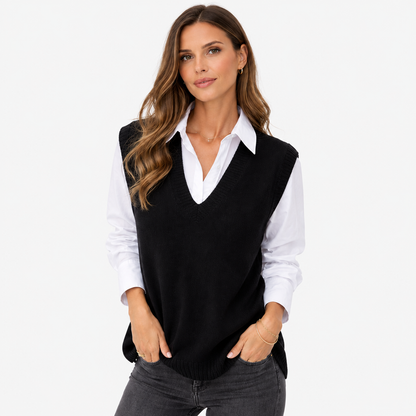 Pull sans manches femme col V noir en maille fine porté sur chemise blanche – vue de face