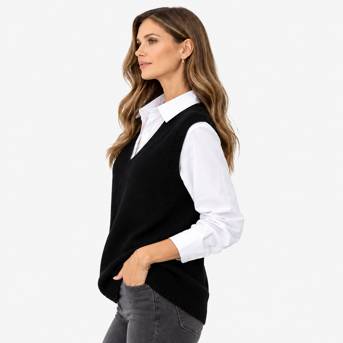 Pull sans manches noir col V – vue de trois-quarts, porté avec chemise blanche et jean gris