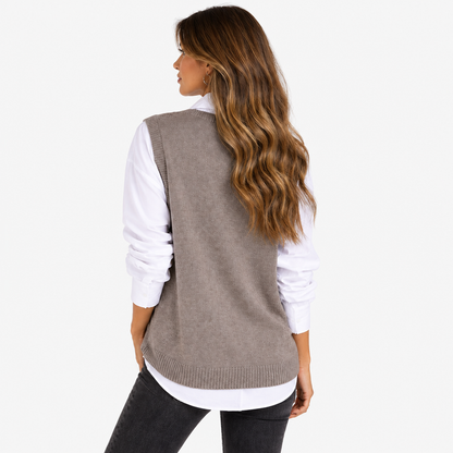 Pull sans manches gris marron – vue de dos avec bas côtelé et chemise blanche qui dépasse