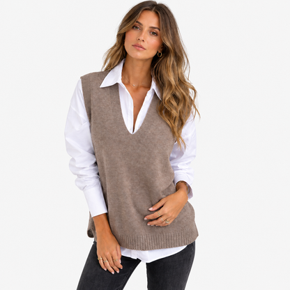 Pull sans manches femme col V gris marron (taupe) en maille fine porté sur chemise blanche – vue de face