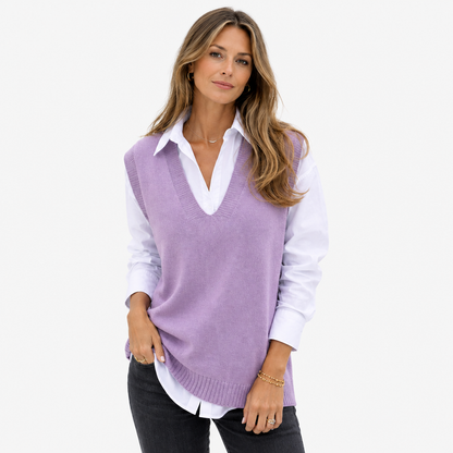 Pull sans manches femme col V violet lilas en maille fine porté sur chemise blanche – vue de face