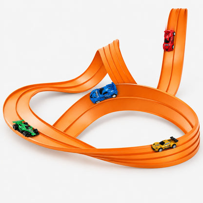 Circuit voiture flexible orange à gravité avec 4 petites voitures en métal, vue studio