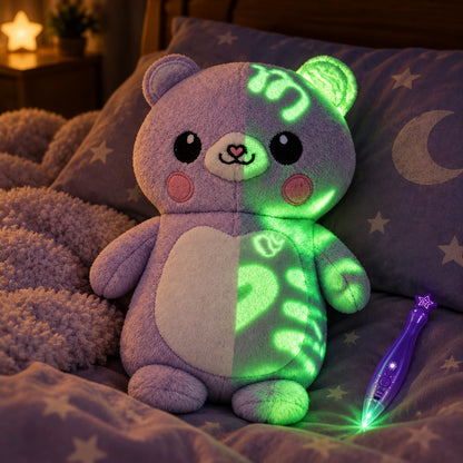 Peluche ourson violette phosphorescente sur un lit la nuit, dessins lumineux brillant dans le noir à côté du stylo lumineux