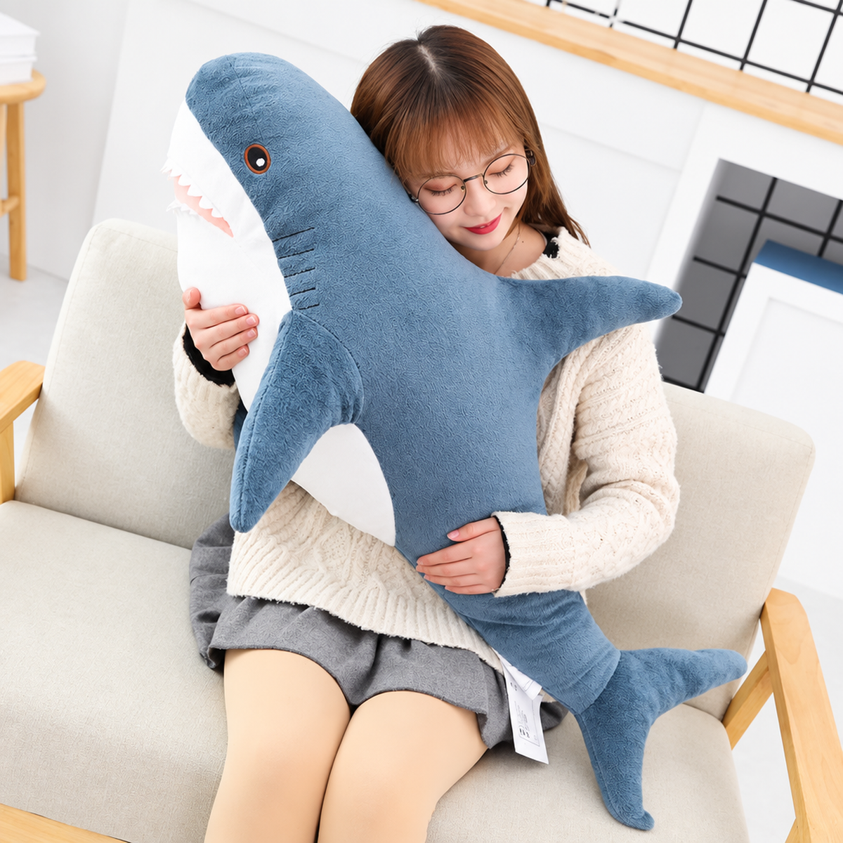 Peluche requin câlin tenue dans les bras, doudou tout doux pour enfant
