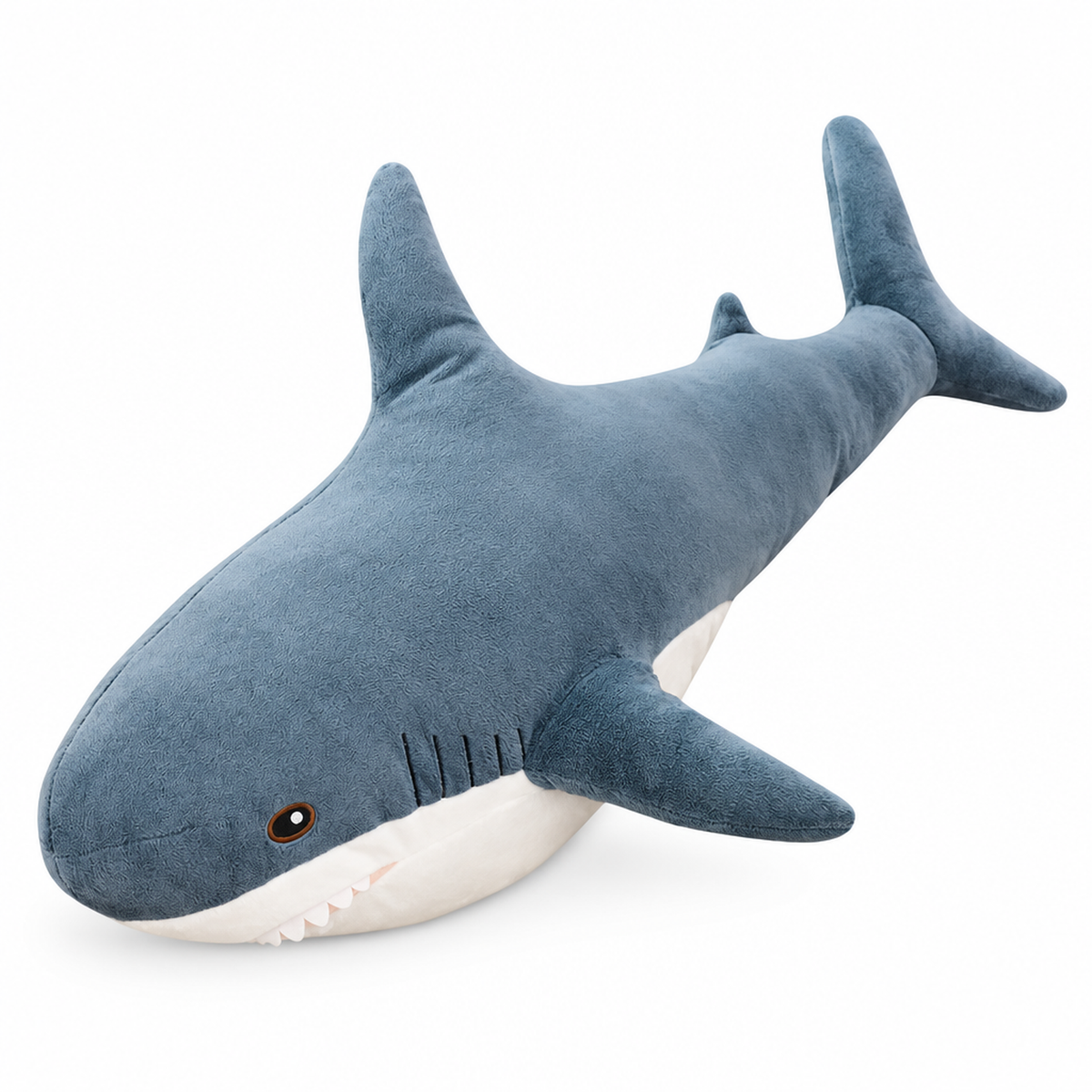 Peluche requin utilisée comme coussin de canapé pour enfant