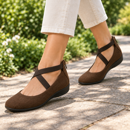 Sandales orthopédiques marron portées par une femme, extérieur, marche sur chemin pavé
