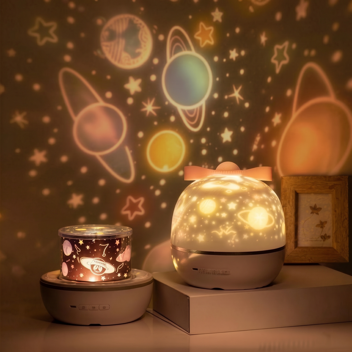 Veilleuse projetant étoiles et planètes la nuit
