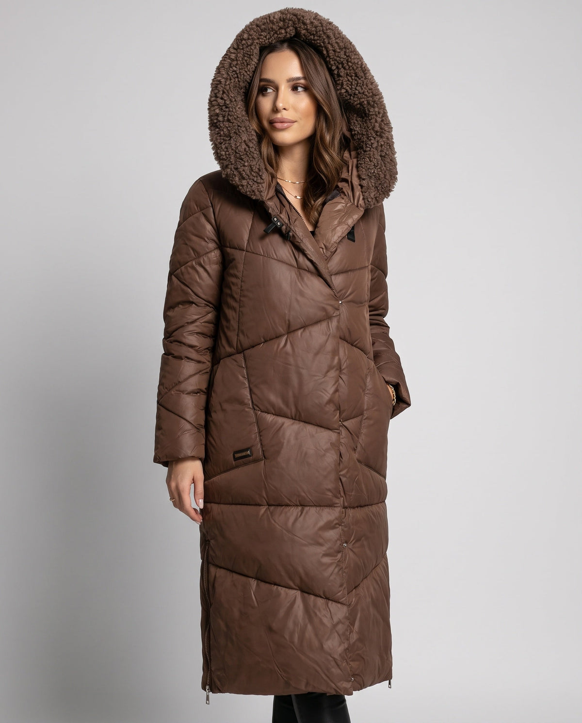 Manteau long matelassé à capuche femme – coloris brun, studio