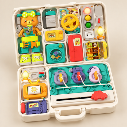 Busy board valise entièrement ouvert et posé à plat, montrant tous les panneaux d'activités