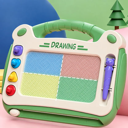 Enfant utilisant le tableau magnétique pour dessiner et effacer