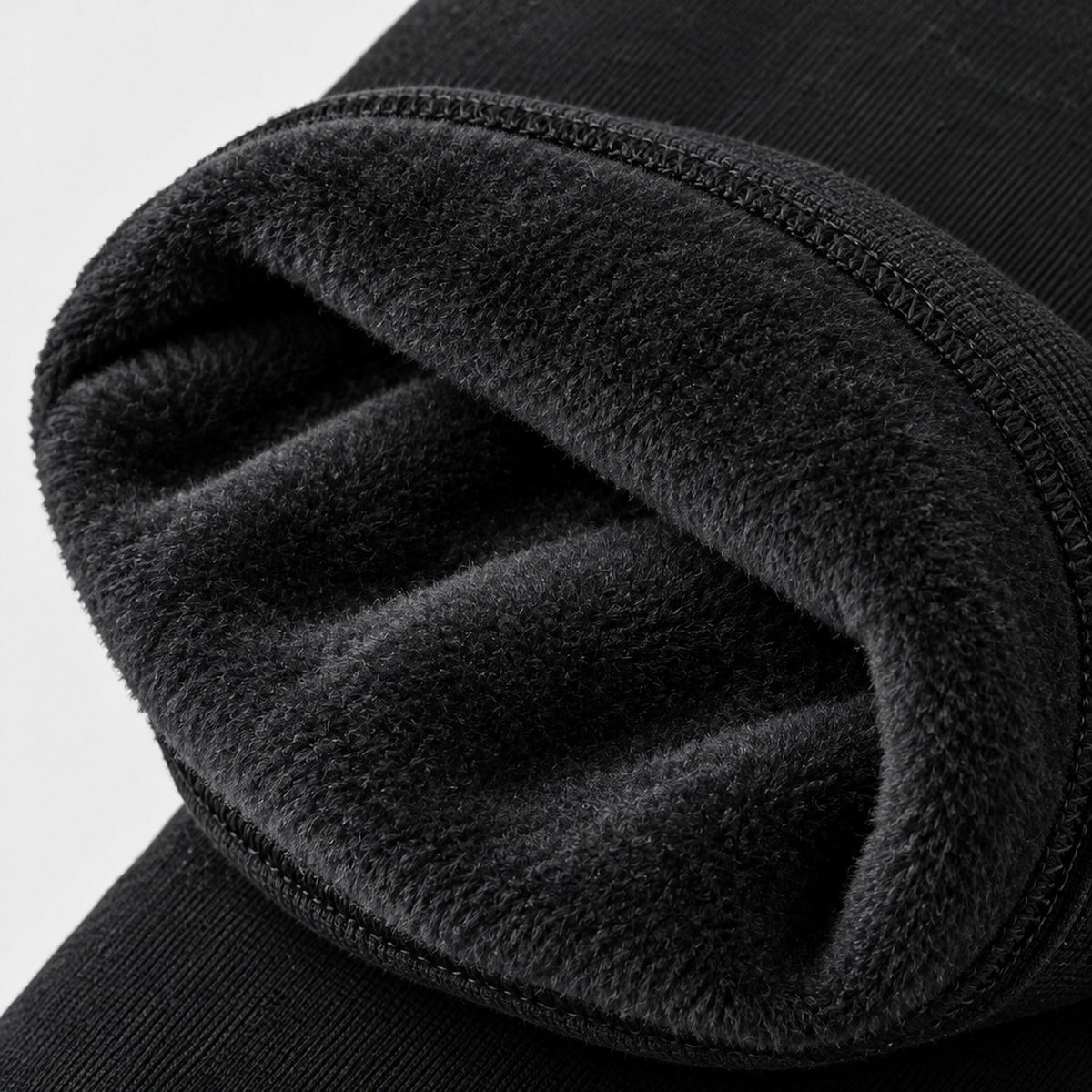 Gros plan sur l'épais tissu thermique en velours brossé à l'intérieur du legging maternité