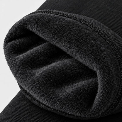 Gros plan sur l'épais tissu thermique en velours brossé à l'intérieur du legging maternité