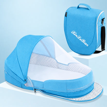 Lit de voyage bébé avec moustiquaire installé dans une chambre