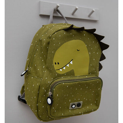 Enfant portant le sac à dos dinosaure