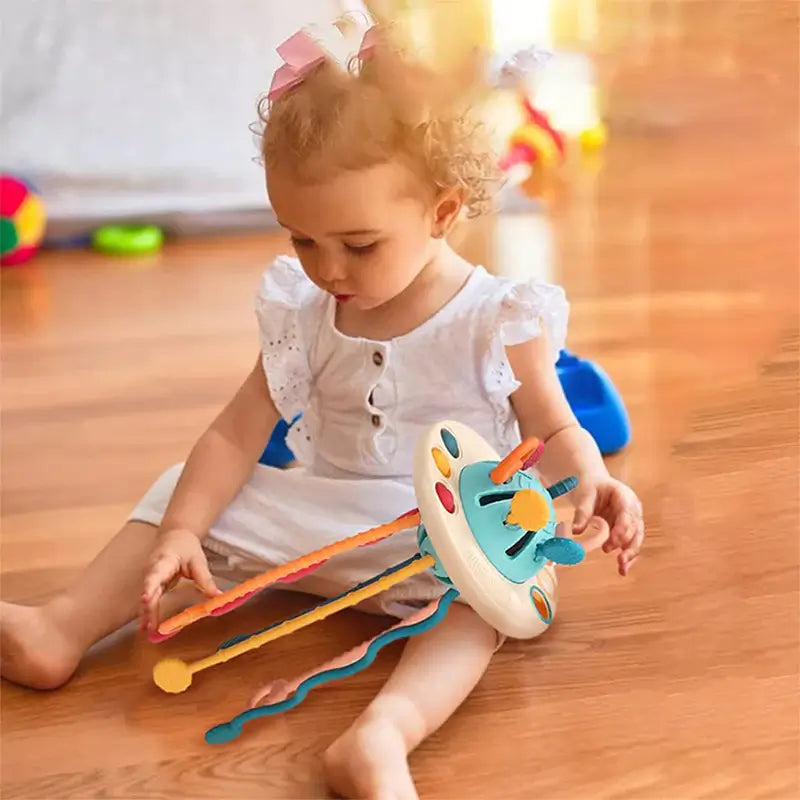 Jouet sensoriel OVNI tenu dans la main d'un enfant