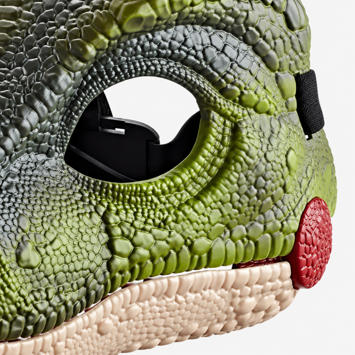 Gros plan sur l'ouverture des yeux et le bouton des effets sonores du masque Vélociraptor