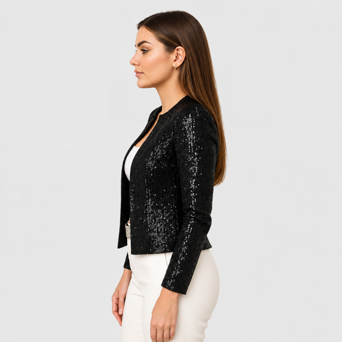 Veste courte à paillettes noires, vue de profil